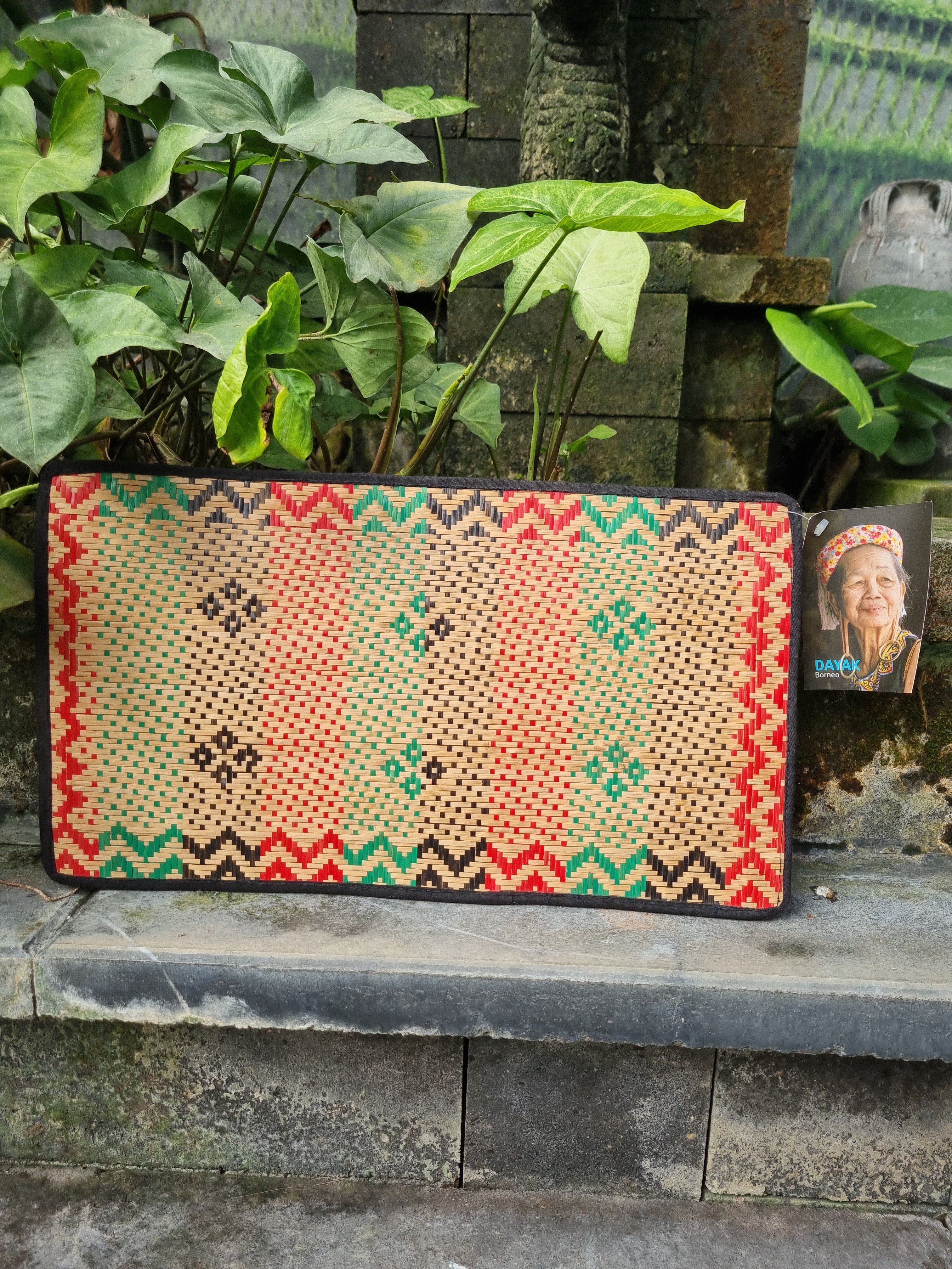 Mooie handgeweven placemat uit Kalimantan, genaamd Tikar Anyaman Dayak.