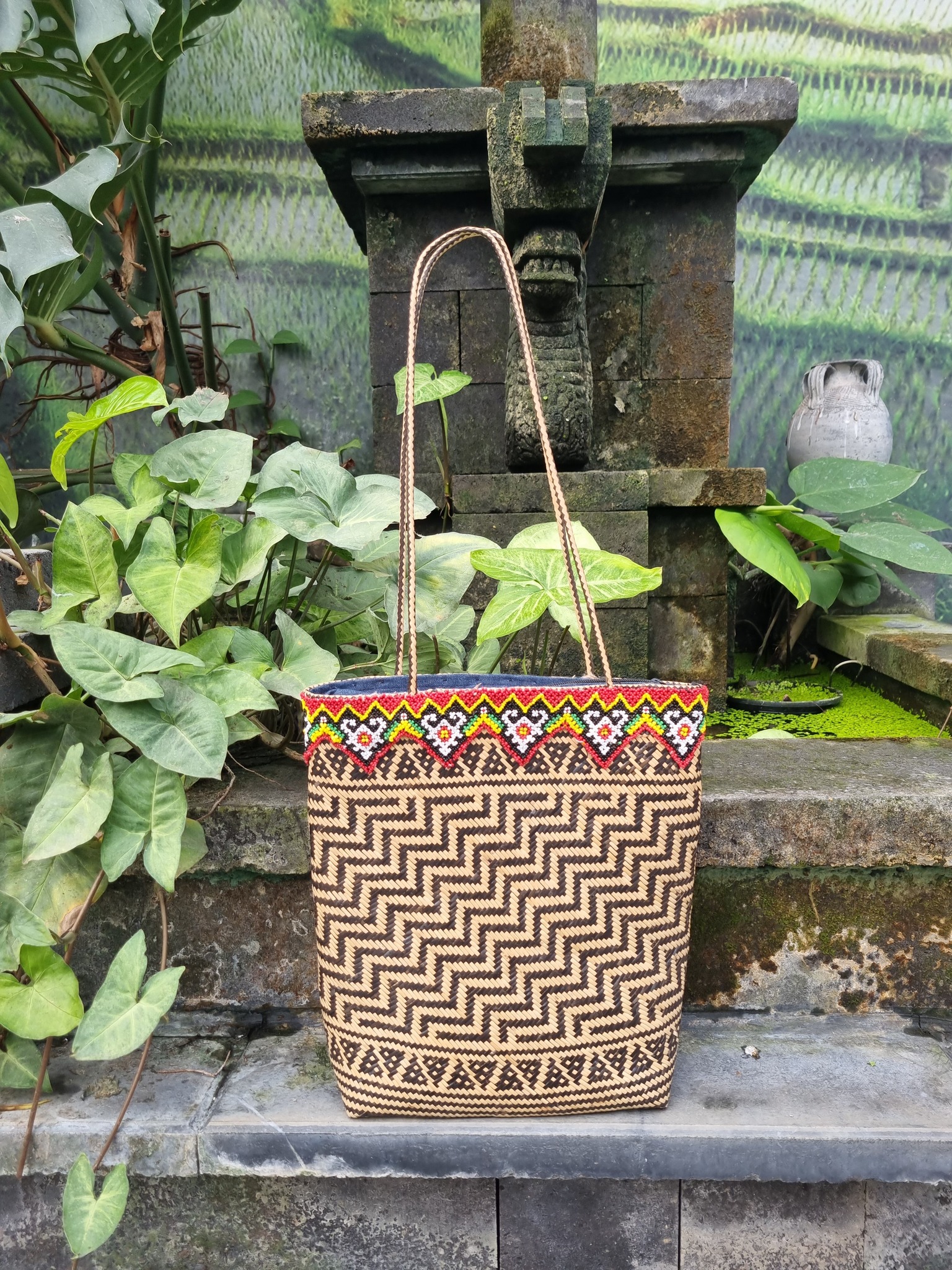 Deze handgemaakte tas uit Kalimantan is gemaakt in het dorp van Nenek Yeq. 