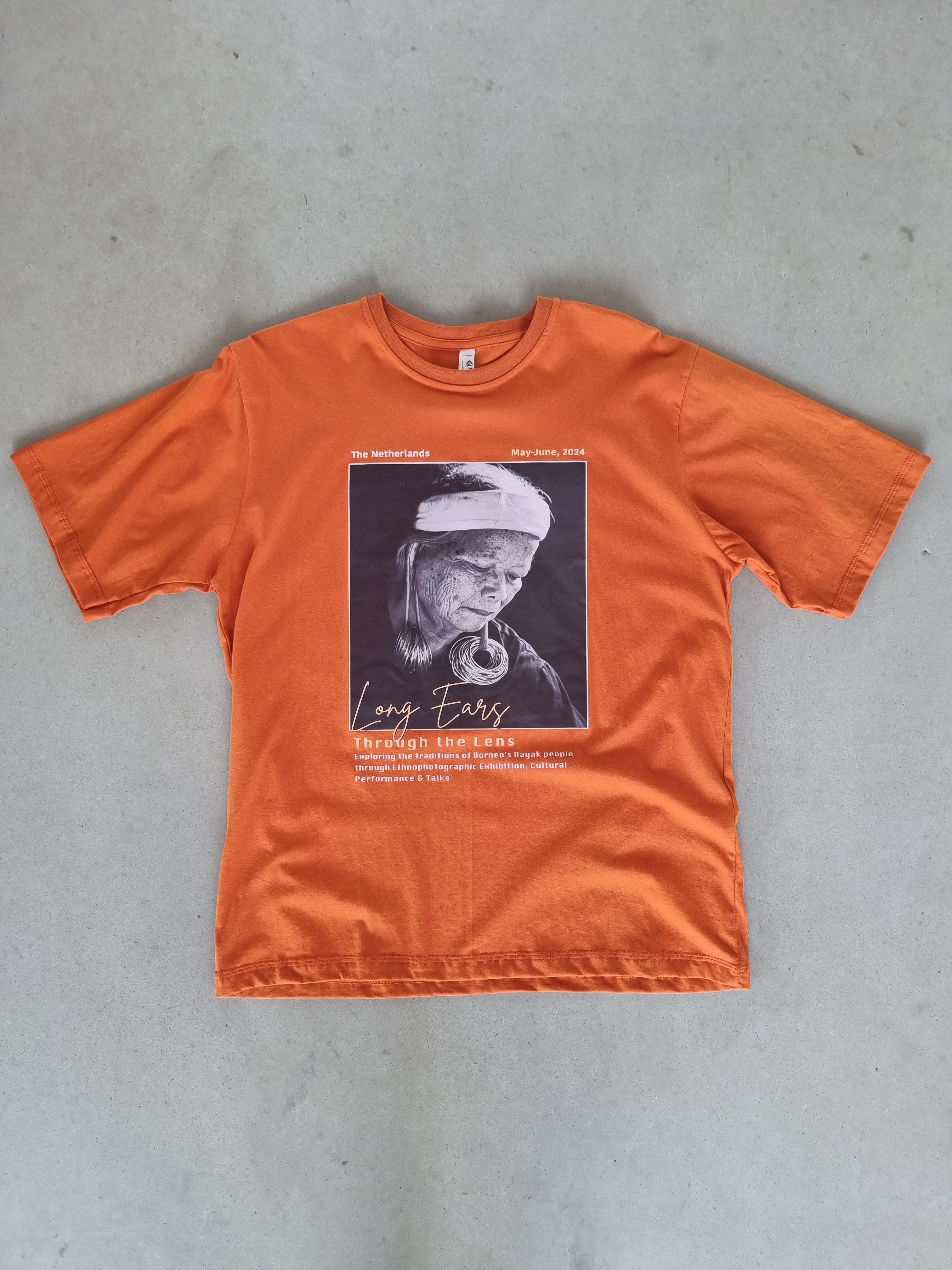 Gaaf t-shirt met Nenek Yeq, een van de laatste Dayak Indianen uit Kalimantan. 