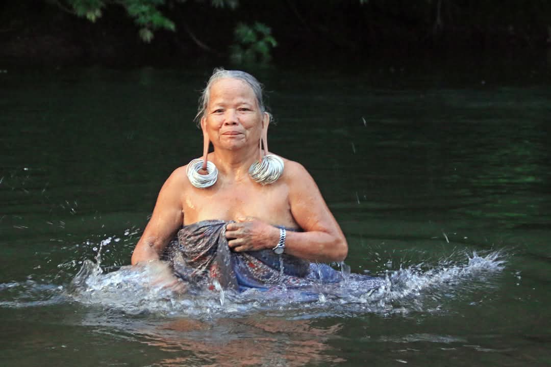 Nenek Yeq is ontzettend blij met een grote donatie. Zo zal haar operatie vlot kunnen starten! 