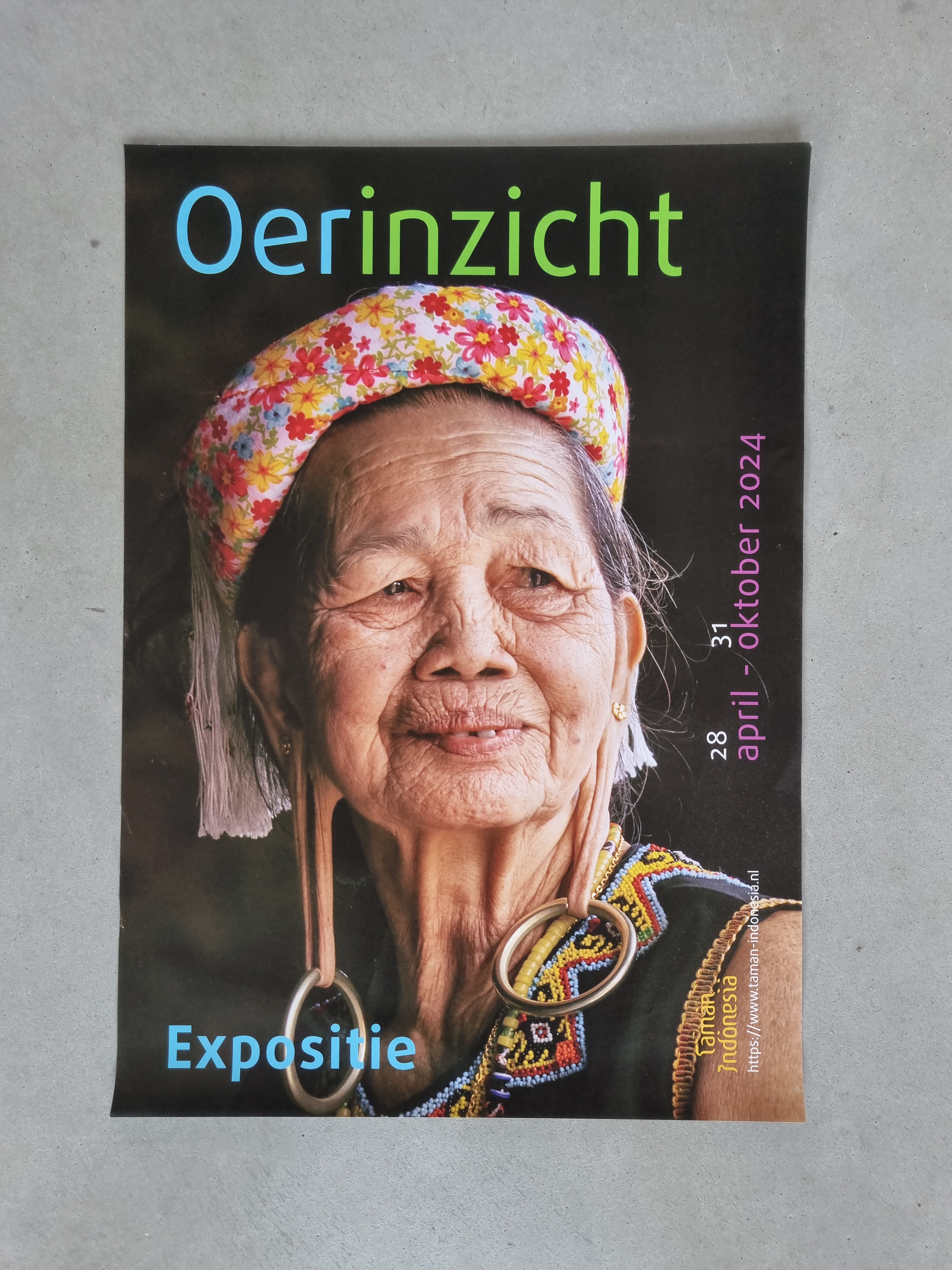 Poster van de tentoonstelling OERINZICHT met traditionele Dayak vrouw