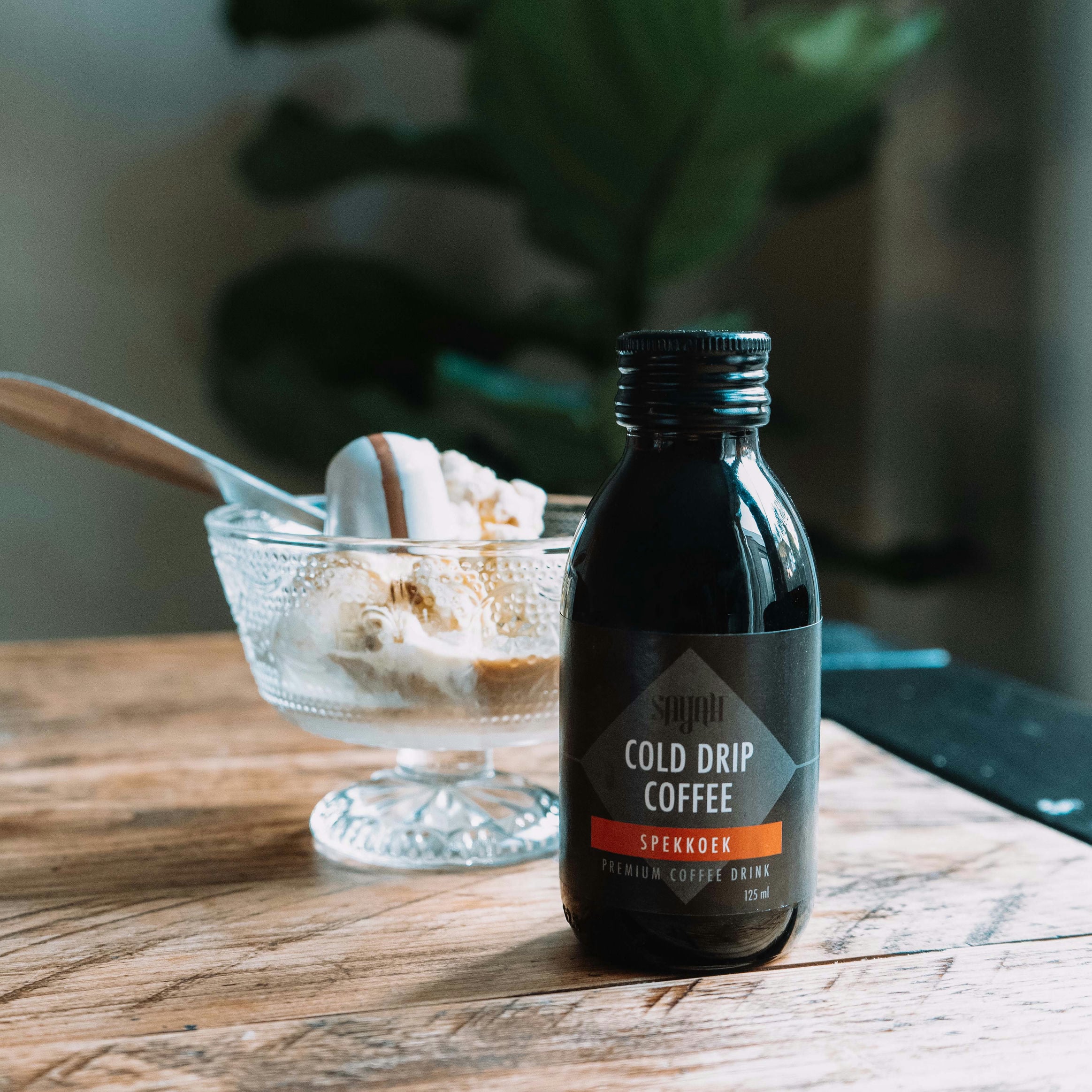 Wat doe je met Cold Drip Spekkoek Coffee in de winter?! Dan maak je er een Indische dessert van! Vanille-ijs met sterke koffie (spekkoek-smaak) gecondenseerde zoete melk en stukjes spekkoek. Nu van 4.95 voor 3.95!