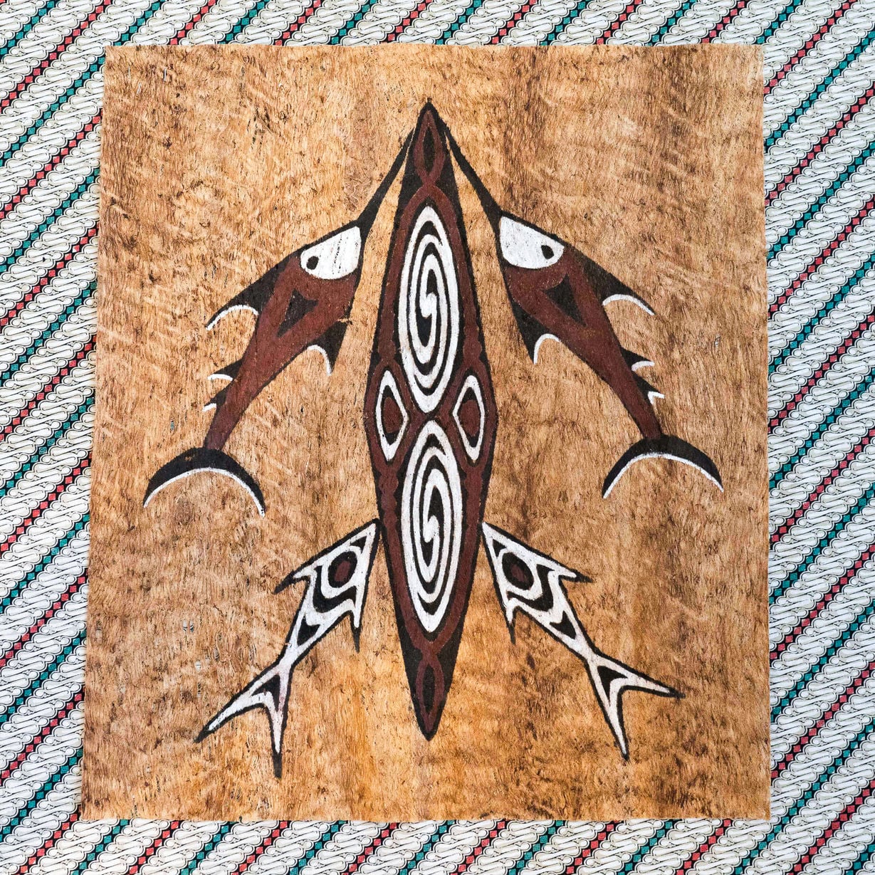 Een Indonesisch maroschilderij. Een maro is een stuk uit boombast geklopte lap waarop traditionele Papua-motieven getekend zijn. 