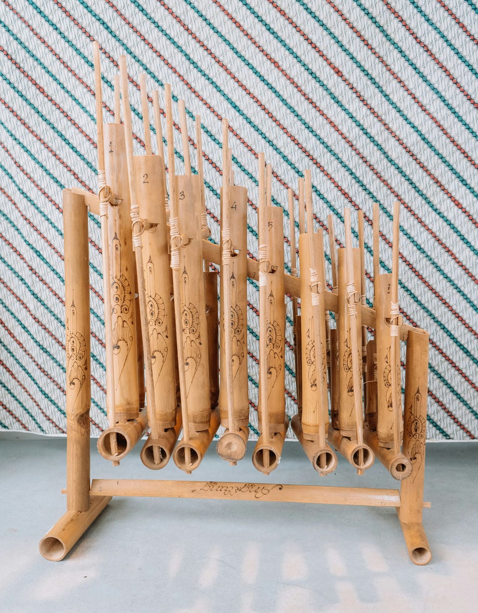 Een mooi Indisch instrument gemaakt van bamboe. De angklung bestaat uit 8 gestemde bamboekokers. 