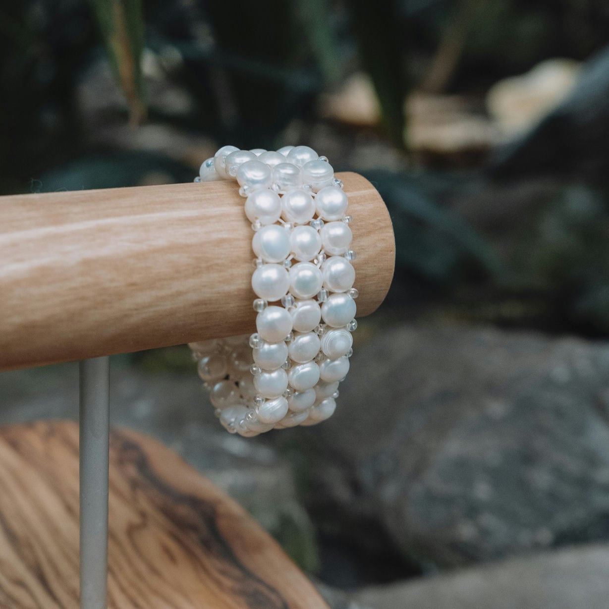 Mooie parelarmband van echte zoetwater parels. De armband is geregen op een elastiek, waardoor deze makkelijk te dragen is. 