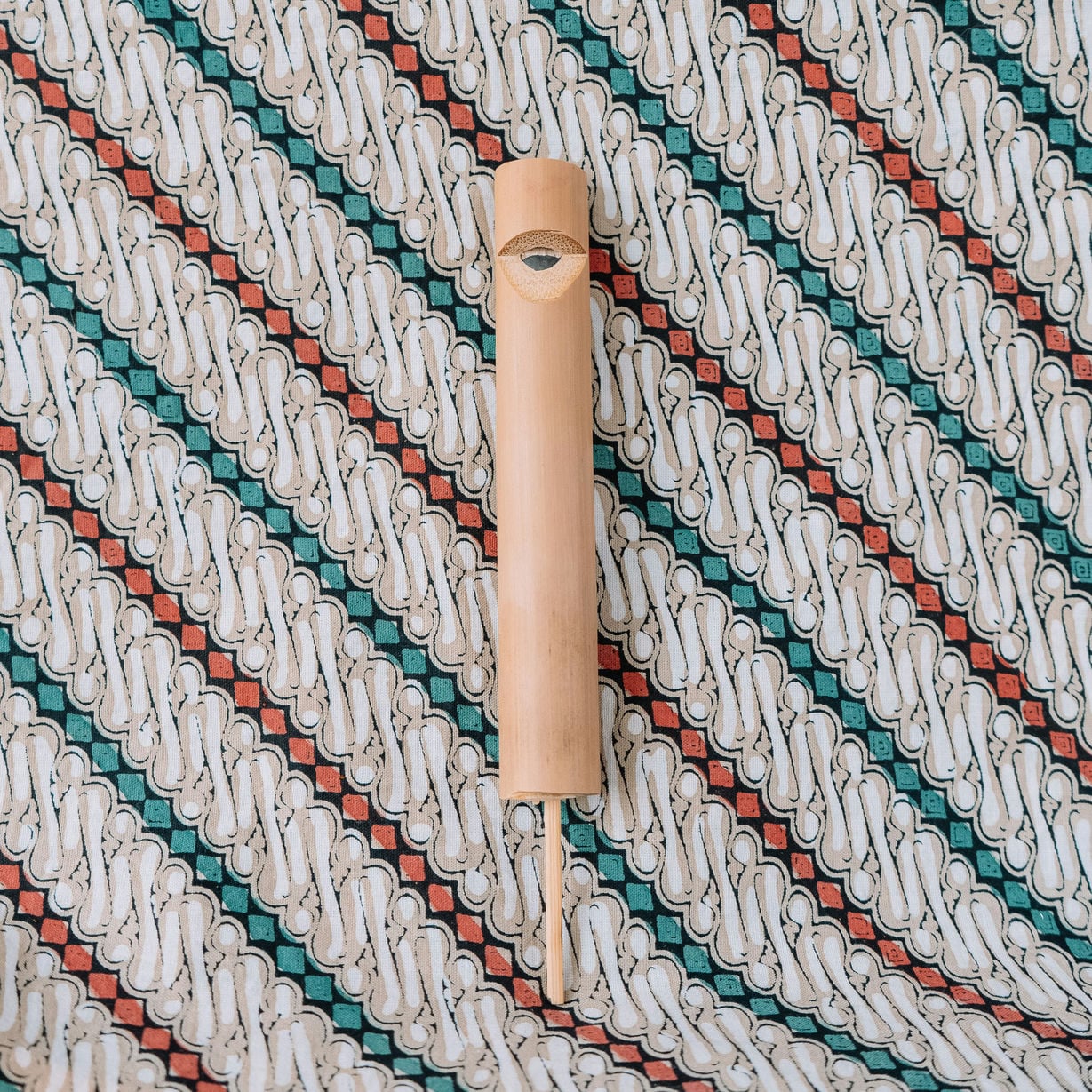 Leuk fluitje, gemaakt van bamboe. Door het stokje te bewegen tijdens het fluiten krijg je verschillende toonhoogtes te horen. 