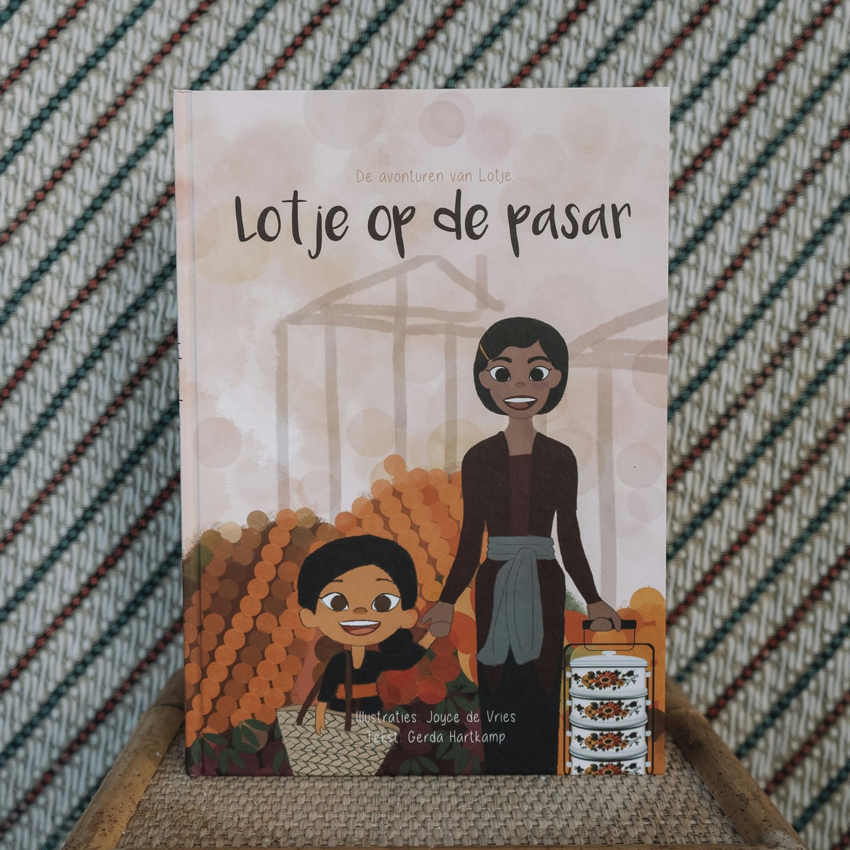 In dit boek gaat Lotje di Rumah samen met haar Indo moeder naar de pasar. Ze verteld over de lekkere gerechten en je krijgt een impressie van hoe een pasar eruit zag in voormalig Nederlands-Indië. 