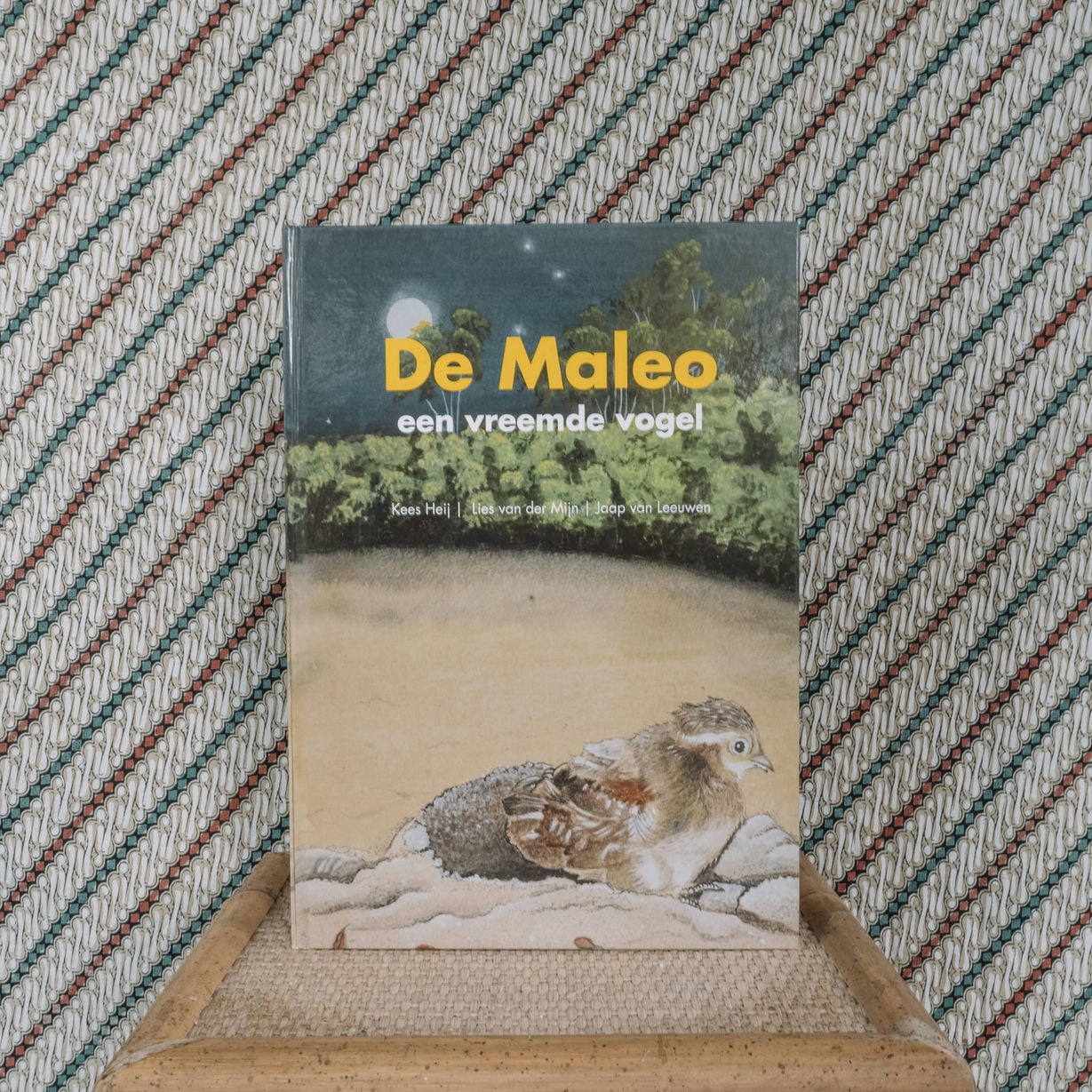 Boek voor de jeugd over het Indonesische Grootpoothoen (Maleo). Geschreven door Kees Heij, Lies van der Mijn en Jaap van Leeuwen