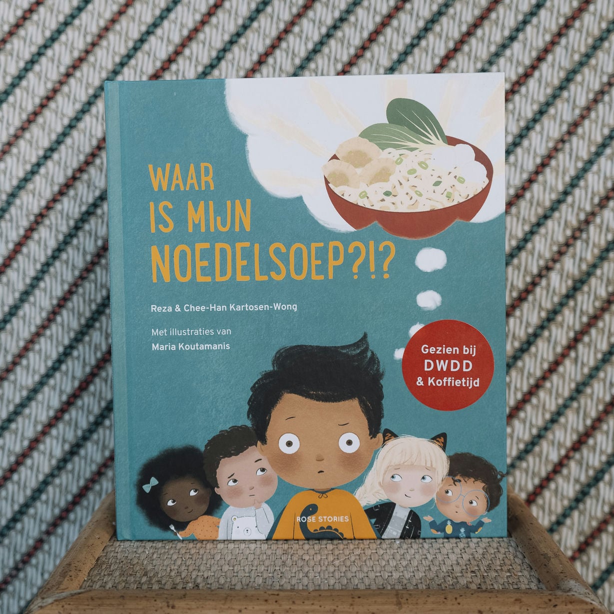 Een boek over het indo jongetje Sam-Ming die er tijdens zijn lunchpauze achter komt dat de verrukkelijke noedelsoep die zijn ouders voor hem gemaakt hebben verdwenen is. 