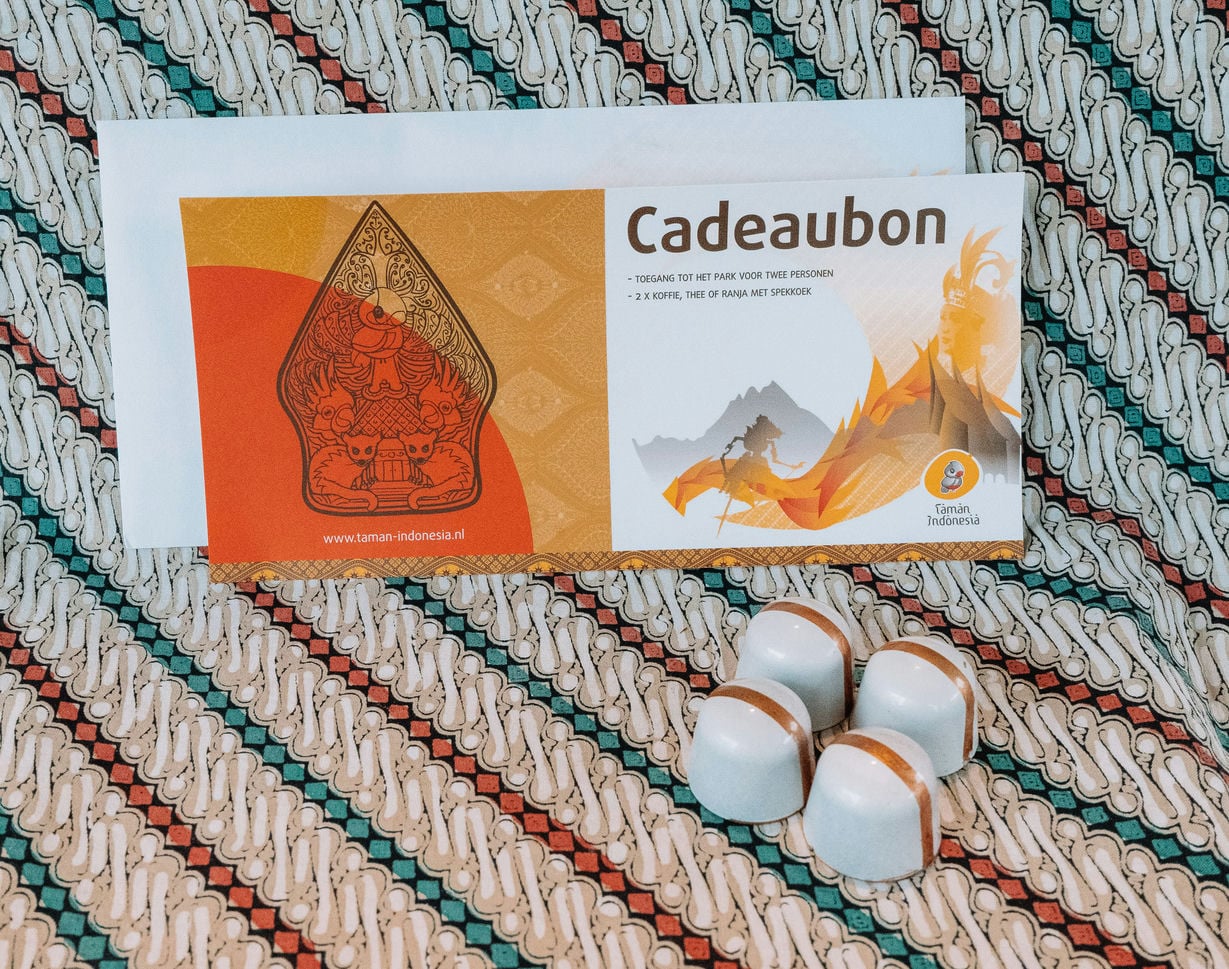 Een bon voor twee personen inclusief entree tot het park, koffie/thee met een stukje spekkoek en 4 spekkoekbonbons. Leuk om cadeau te geven!