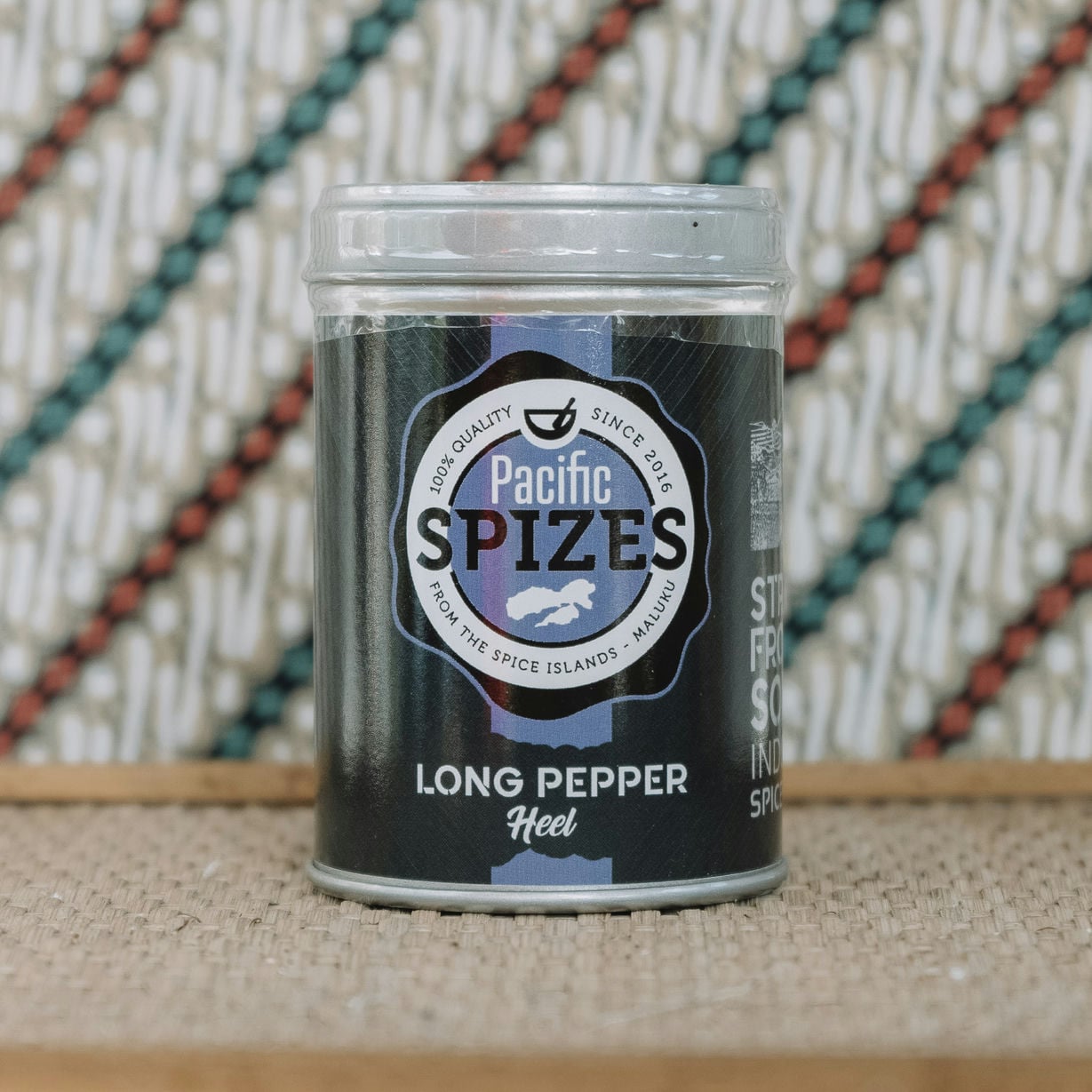 Long pepper van Pacific Spizes. De zwarte lange peper (Cabe Jawa), ook bekend als poivre long, komt van een tropische klimplant die groeit in de landen van Zuid Oost Azië. De smaak van de lange peper is zoet, scherp, met kaneelachtige componenten. 