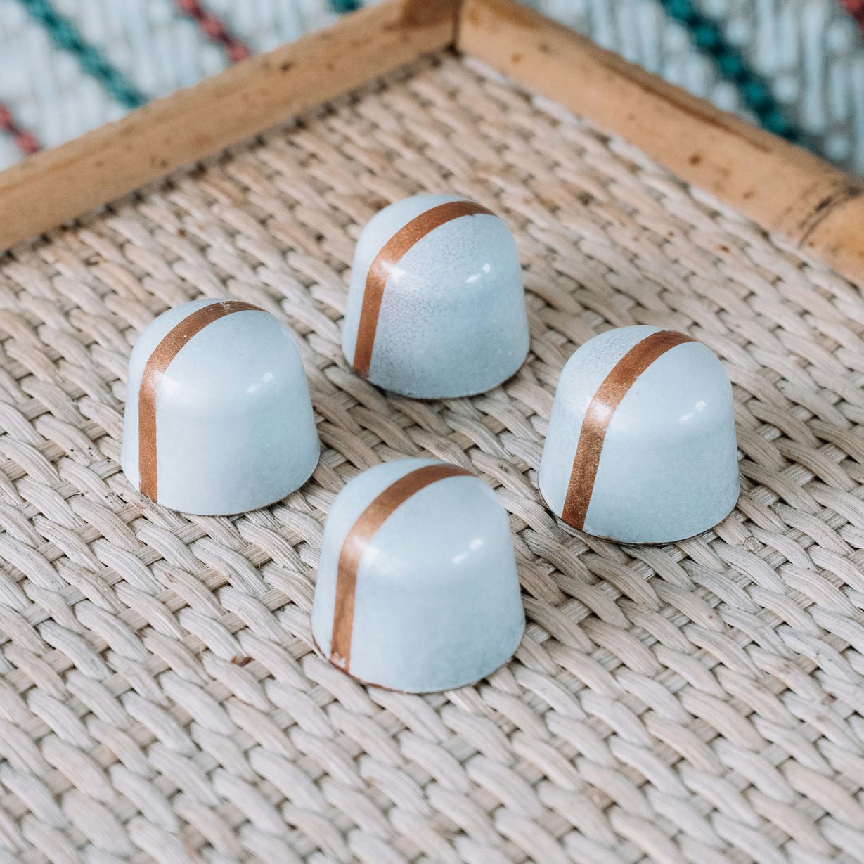 De spekkoek bonbon. Met ambachtelijke kruiden voor de unieke smaaksensatie. Nu ook in een setje van 4 bonbons, voor een speciale prijs!