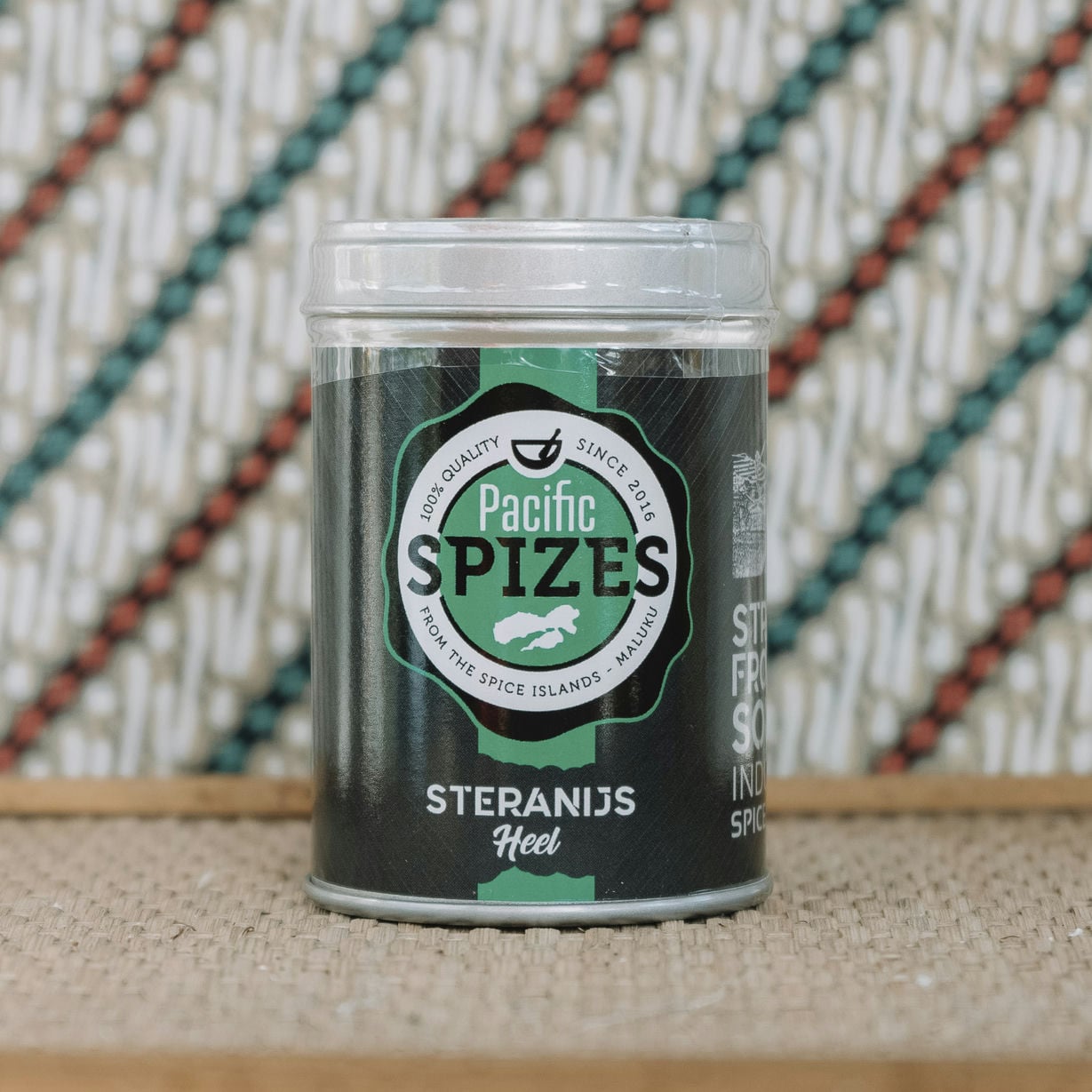 Steranijs heel van Pacific Spizes. Steranijs is een gedroogde bloem in de vorm van een ster met acht punten. Het is een lekker kruid waarmee gerechten kunnen worden voorzien van een heerlijk aroma. 