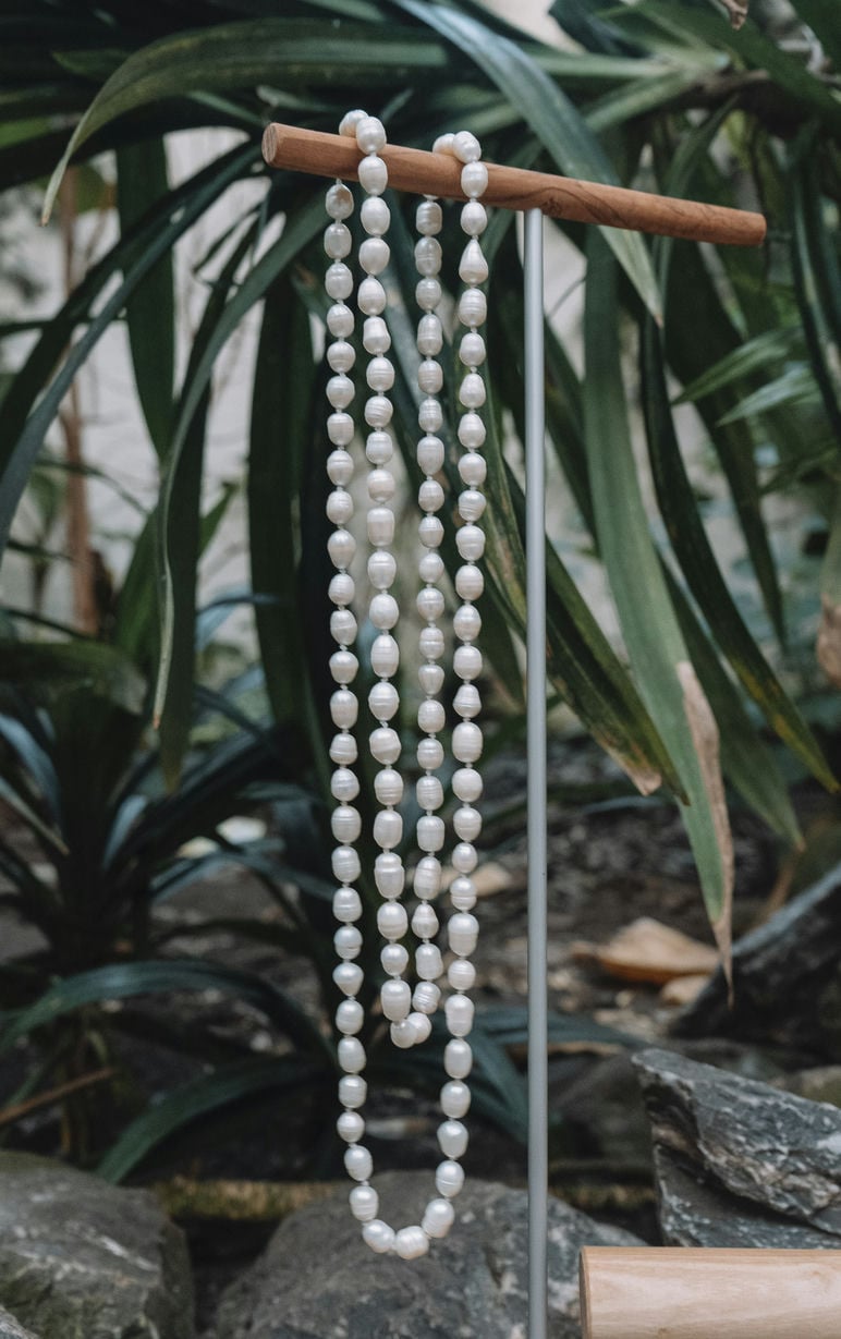 Een lange parelketting van echte zoetwater parels. Door de lengte kan de ketting dubbel gedragen worden. 