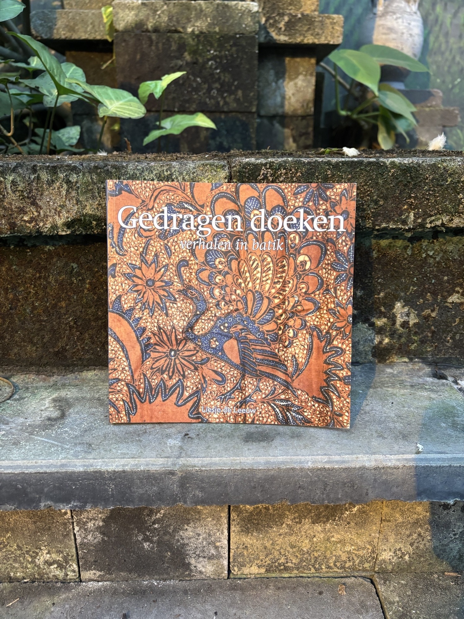 Leuk boek met mooie verhalen over batik. Geschreven door Liesje de Leeuw.