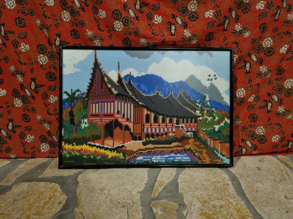Mooi schilderij van een traditioneel Minangkabau huis!