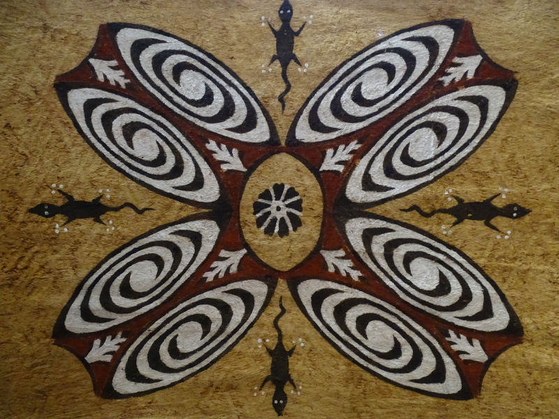 Een Maro is een stuk uit boombast geklopte lap, waarop traditionele Papua-motieven getekend zijn. 
Afmetingen 60x48cm