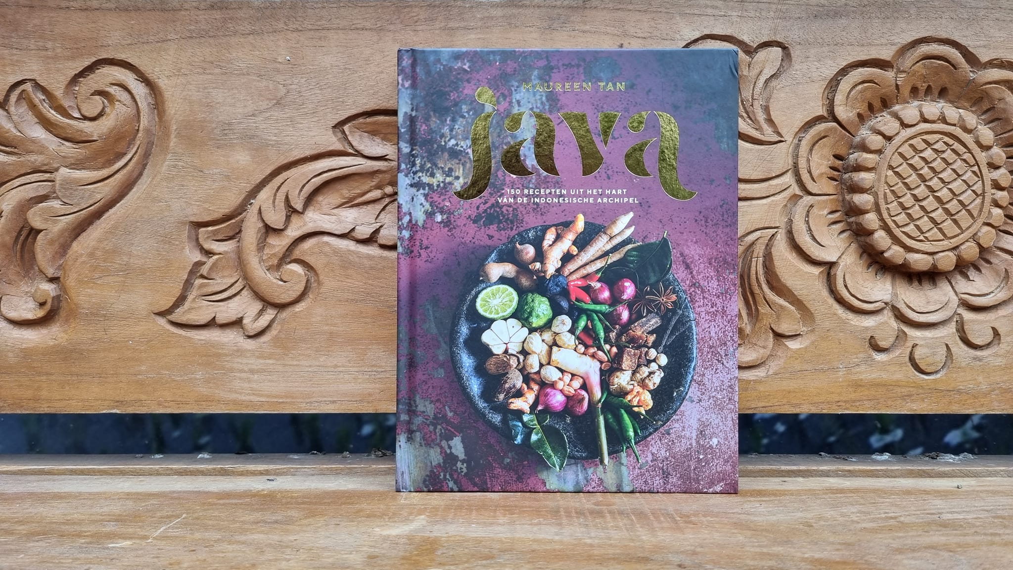 In dit prachtige kookboek van Maureen Tan, duikt ze nog dieper in de Javaanse eetcultuur. De Javaanse keuken is die van haar ouders. 