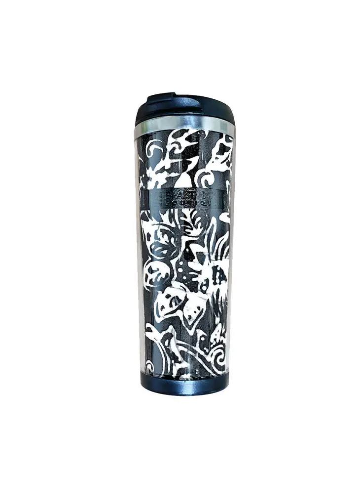 Onze batik-thermosbekers zijn een goede keuze om plastic bekers voor eenmalig gebruik te elimineren. Neem je batikbeker mee naar je favoriete coffeeshop of koop het als cadeau voor je milieubewuste vriend of collega. * 100% authentiek batik-inzetstuk (verwijderbaar en wasbaar) van gerecyclede batikstof in onze populaire Midnight Arabesque-batik * Bekleed met 304 roestvrij staal om dranken tot 4 uur warm of koud te houden * BPA-vrije plastic twist aan de bovenkant * 420 ml * De beker heeft een diameter van 7,3 cm (2,8 cm) en een hoogte van 19,3 cm (7,6”) Onderhoudsinstructies: We raden aan om de bekers met de hand te wassen met warm zeepwater en aan de lucht te laten drogen. Het batikinzetstuk is verwijderbaar door het onderste deel van de beker te draaien.