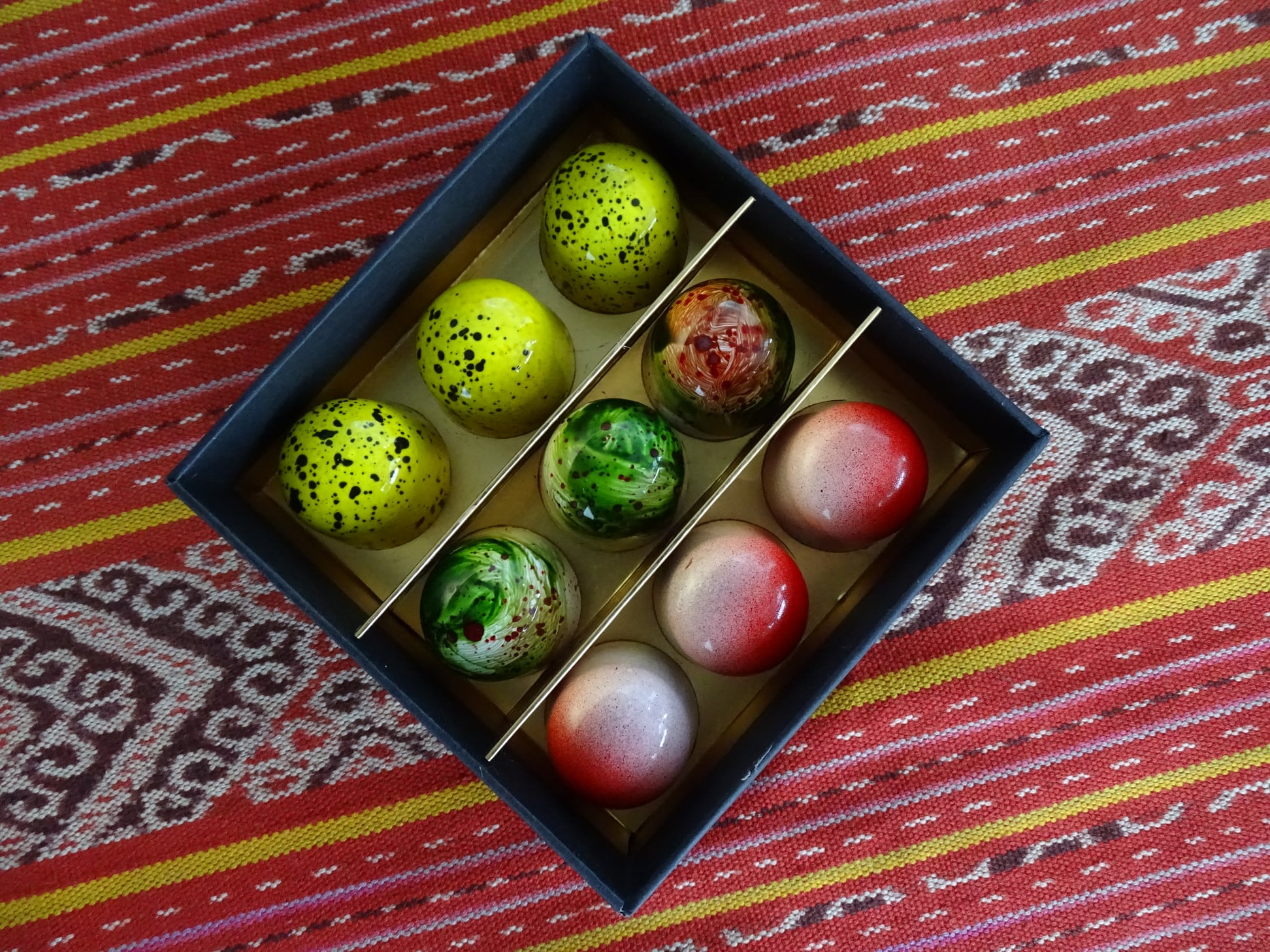 Een luxe doos met 3 soorten unieke handgemaakte bonbons op receptuur van Rumah Rasa. In de smaken Pandan, Stroop Susu en Pisang Goreng. 
