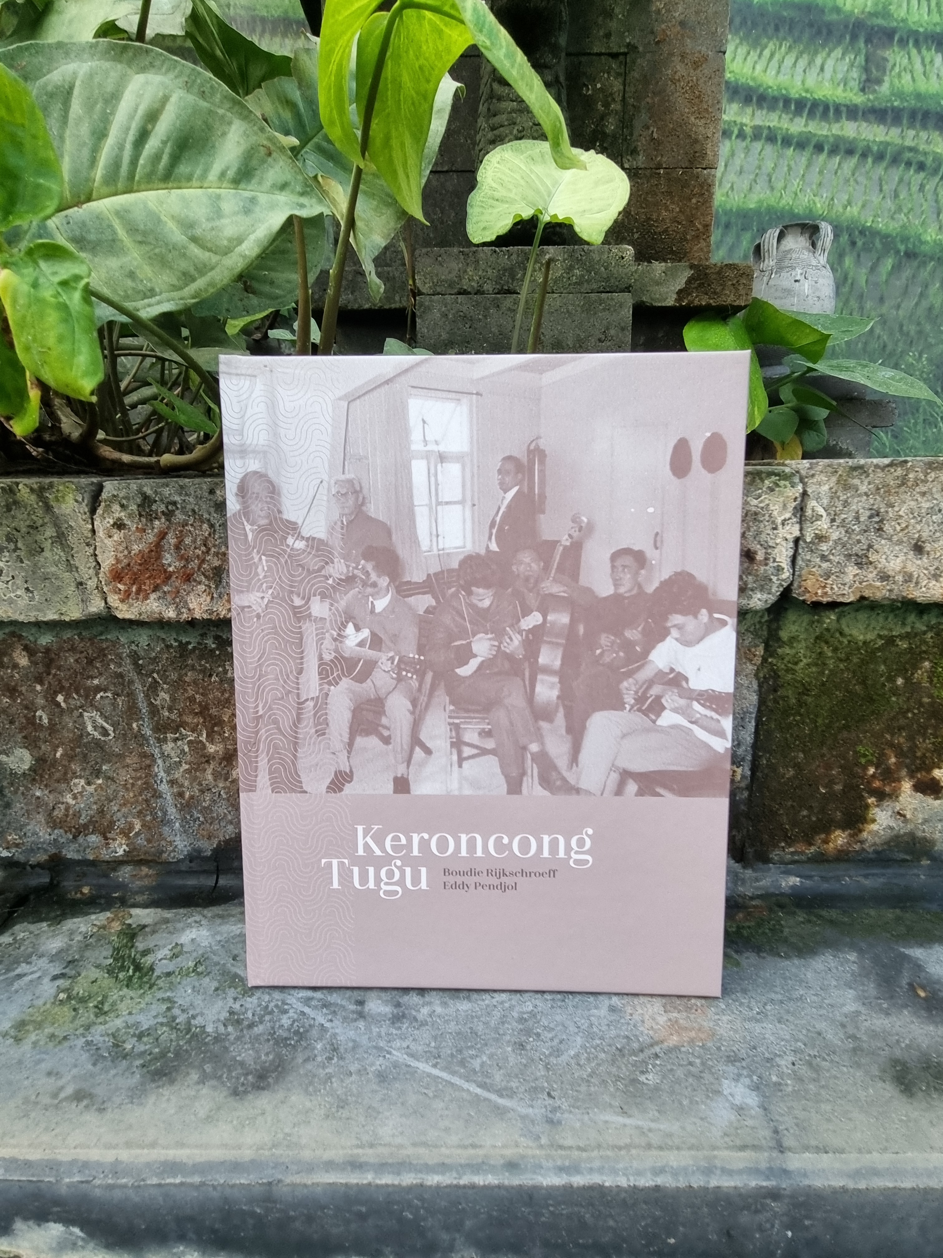 Keroncong is al eeuwenlang een populair muziekgenre in Indonesie, ontstaan in het dorp Tugu. In dit boek vertelt het verhaal van de Tugunezen en hun tradities. 