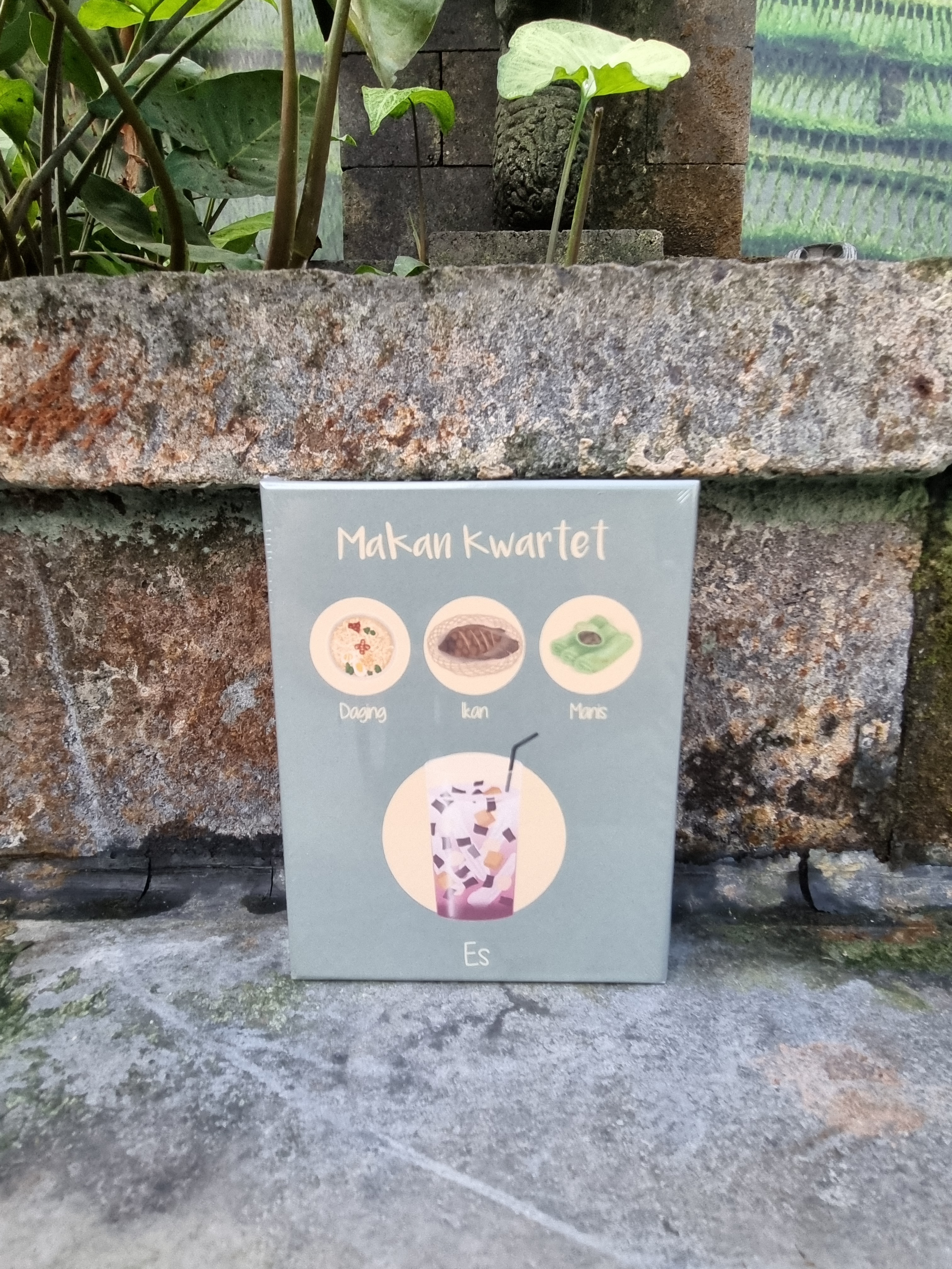 Met dit fraai vormgegeven kwartet spel kan je kind op een speelse wijze woordjes Bahasa Indonesia leren. De woordjes zijn Indische lekkernijen die het kind herkent van thuis of bij oma. Zoals spekkoek of Tjendol. Veel plezier!