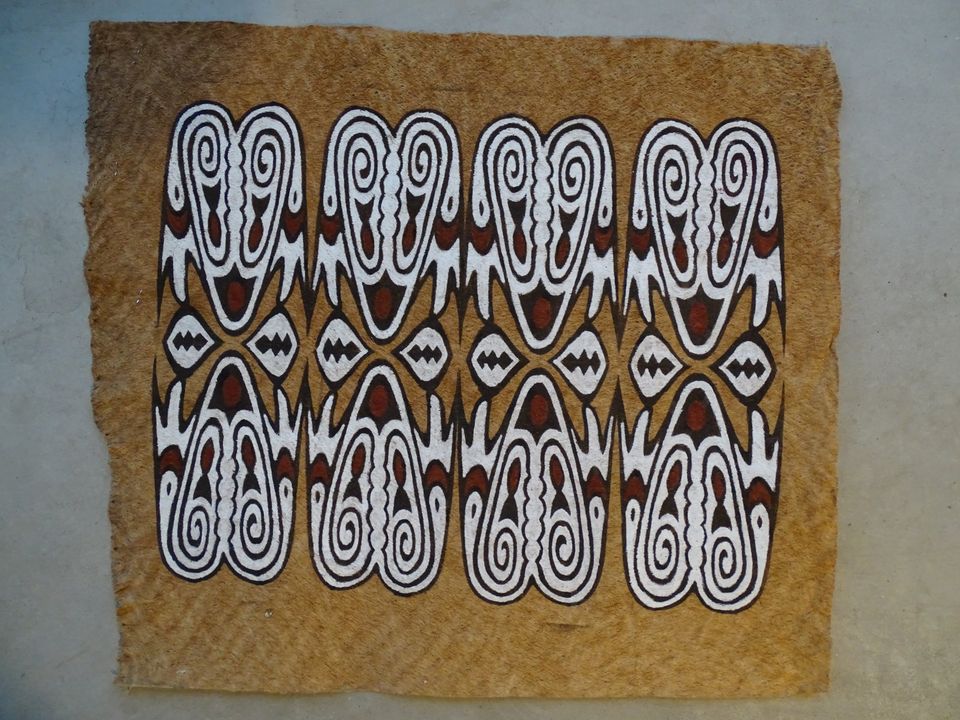 Een Maro is een stuk uit boombast geklopte lap, waarop traditionele Papua-motieven getekend zijn. 
Afmetingen 50x56cm