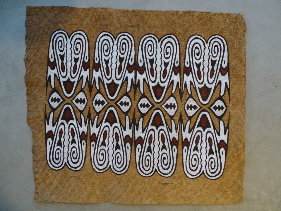 Een Maro is een stuk uit boombast geklopte lap, waarop traditionele Papua-motieven getekend zijn. 
Afmetingen 50x56cm