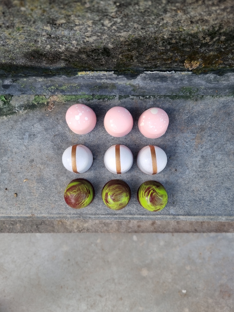 Een speciale assorti bonbons voor de zomerdagen! Met de smaken Pisang Goreng (geel-groen), Pandan (groen) en Mango Pedis (rood-geel). Ambachtelijk gemaakt door onze chefkok van Rumah Rasa. 