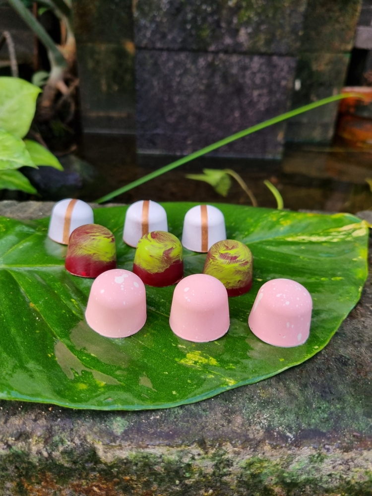 Een speciale assorti bonbons voor de zomerdagen! Met de smaken Stroop Susu, Sambal en Mango Pedis. Voor een zomer met een hot tintje! Ambachtelijk gemaakt door onze chefkok van Rumah Rasa.