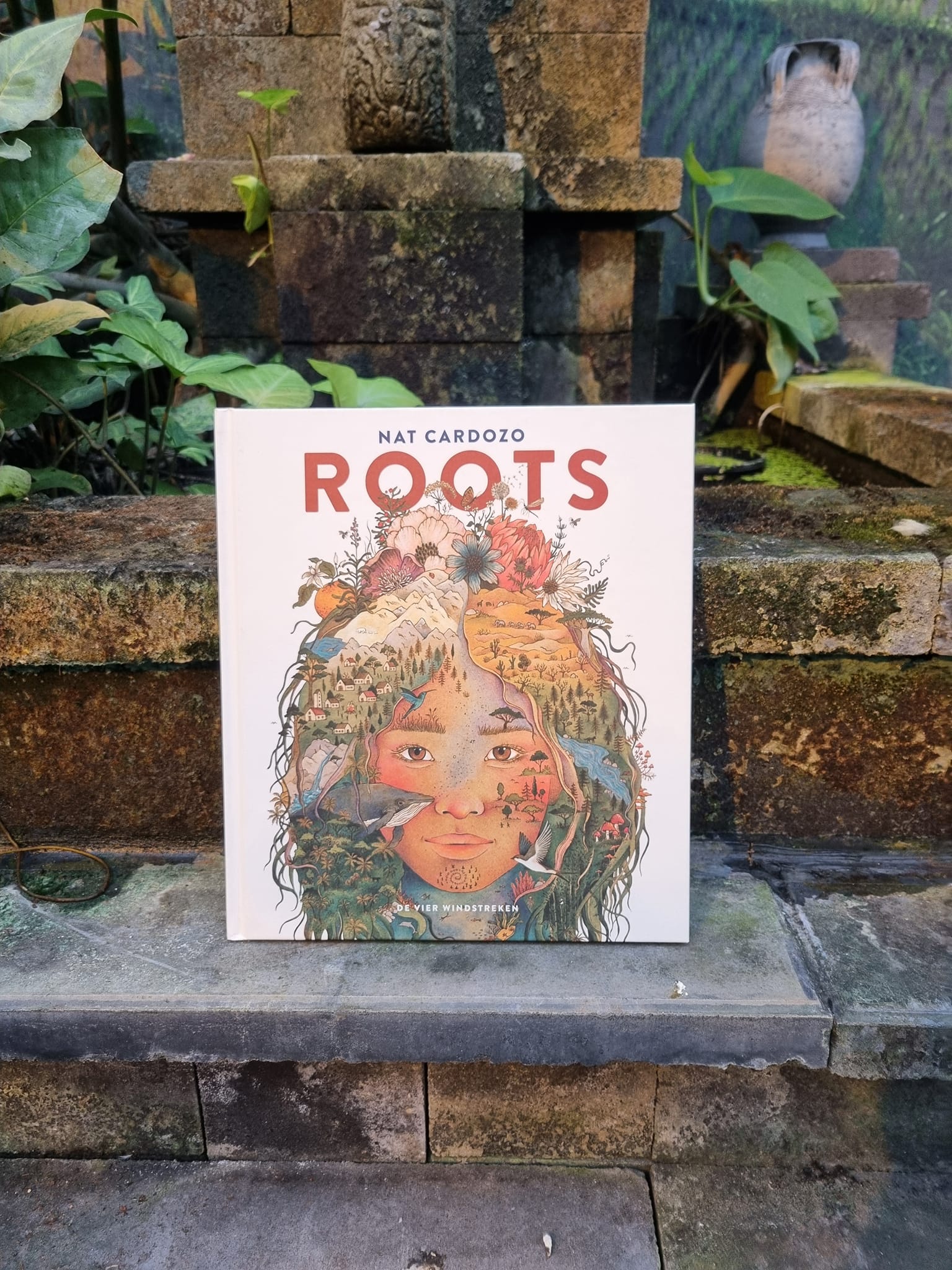Dit boek geeft een kijkje in het leven van diverse oervolkeren en de natuur waarin ze wonen. Het is een eerbetoon aan het overlevingsvermogen en de wijsheid van culturen die in harmonie met onze aarde samenleven.