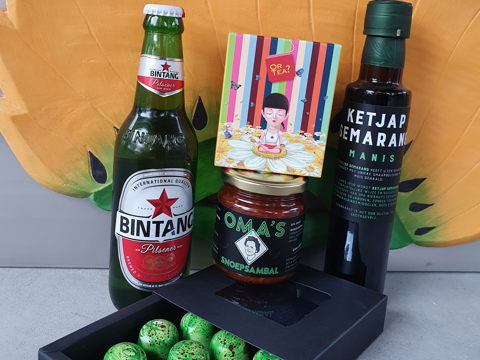 Een gift set vol met Indische lekkernijen. Met een biertje Bintang, ketjap, sambal, een lekkere thee en overheerlijke pandan bonbons!