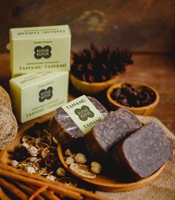 Tanamu Tanami-zeep is een premium zeep gemaakt van alle natuurlijke ingrediënten op basis van het kerningrediënt van Tanamu-olie en bevat ook kokosolie, olijfolie en kruiden.