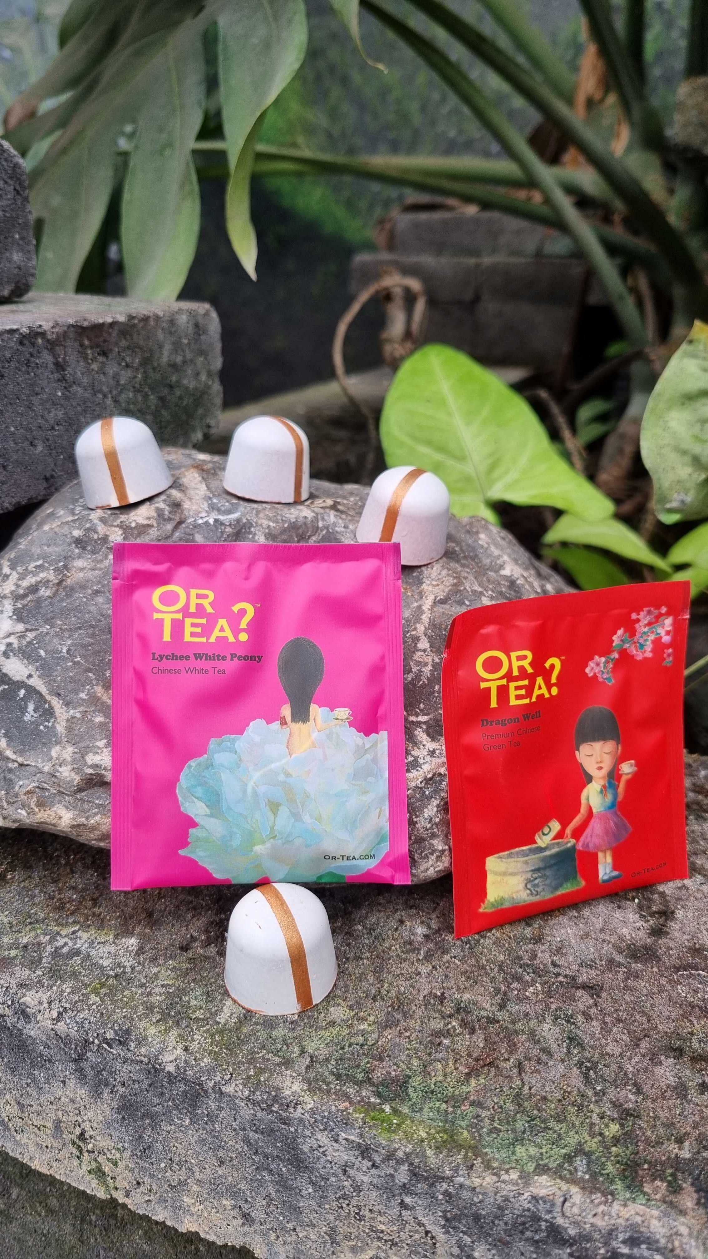 LIefdevol setje van 4 spekkoek chocolade bonbons eigengereid door de chefkok van Rumah Rasa en twee soorten organische Aziatische thee. 