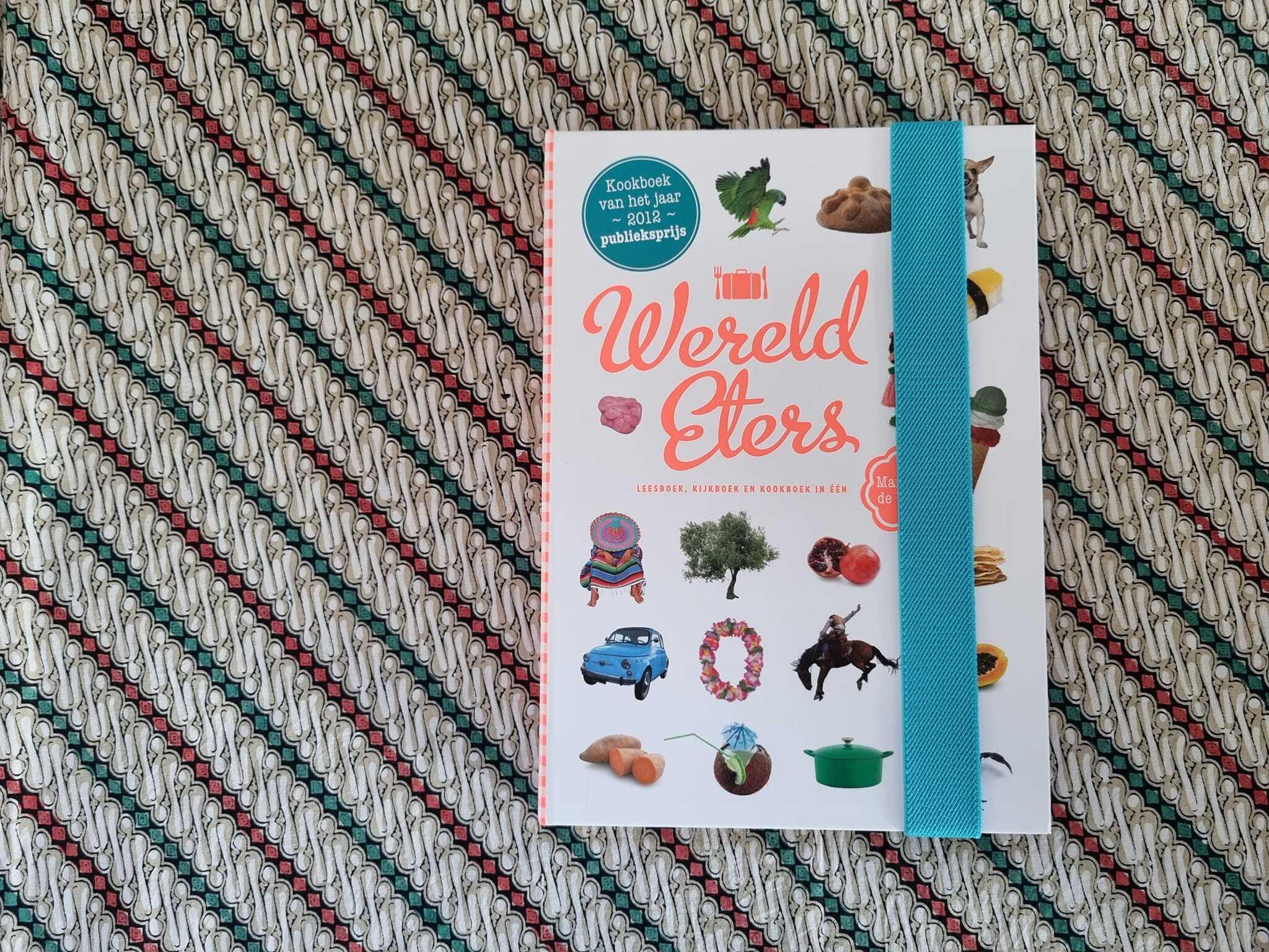 WERELDETERS is een vrolijk receptenboek voor kinderen. Met een receptenschrift, twee paspoortjes en een stickervel met landenstickers.