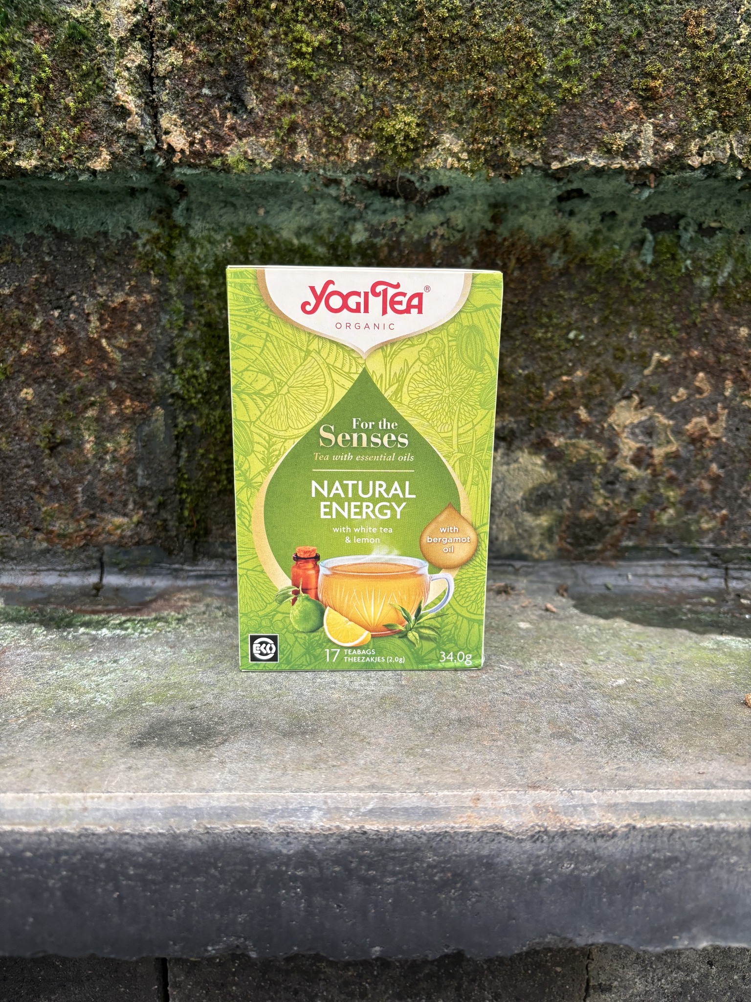 Witte thee met citroensmaak. Met heerlijke bergamotolie. Dit product bevat 17 zakjes thee.