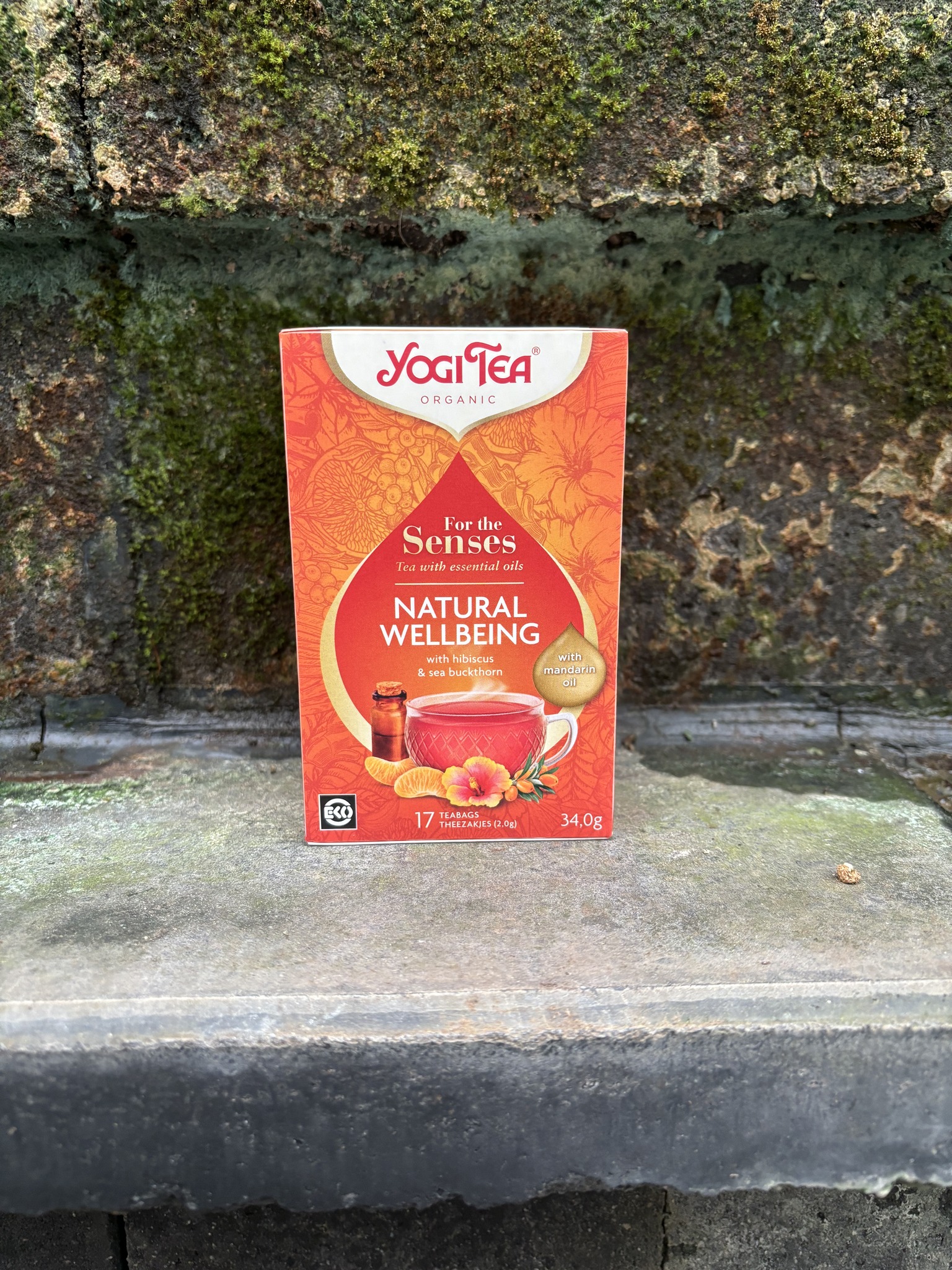 Lekkere organische hibiscus & hippophae thee met mandarijnenolie. Bij dit product zitten 17 zakjes thee.